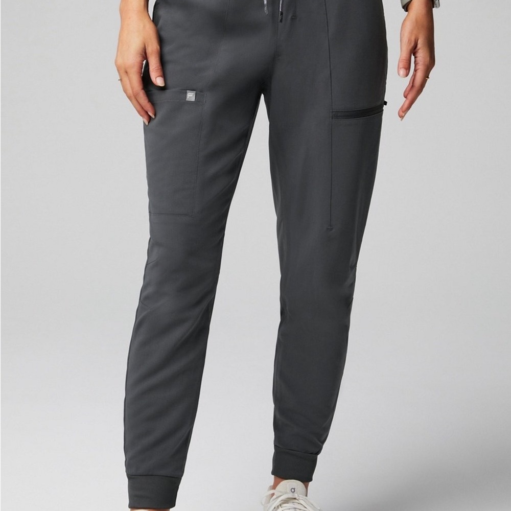 Fabletics Scrub Set in Onyx - Picture 3 of 5